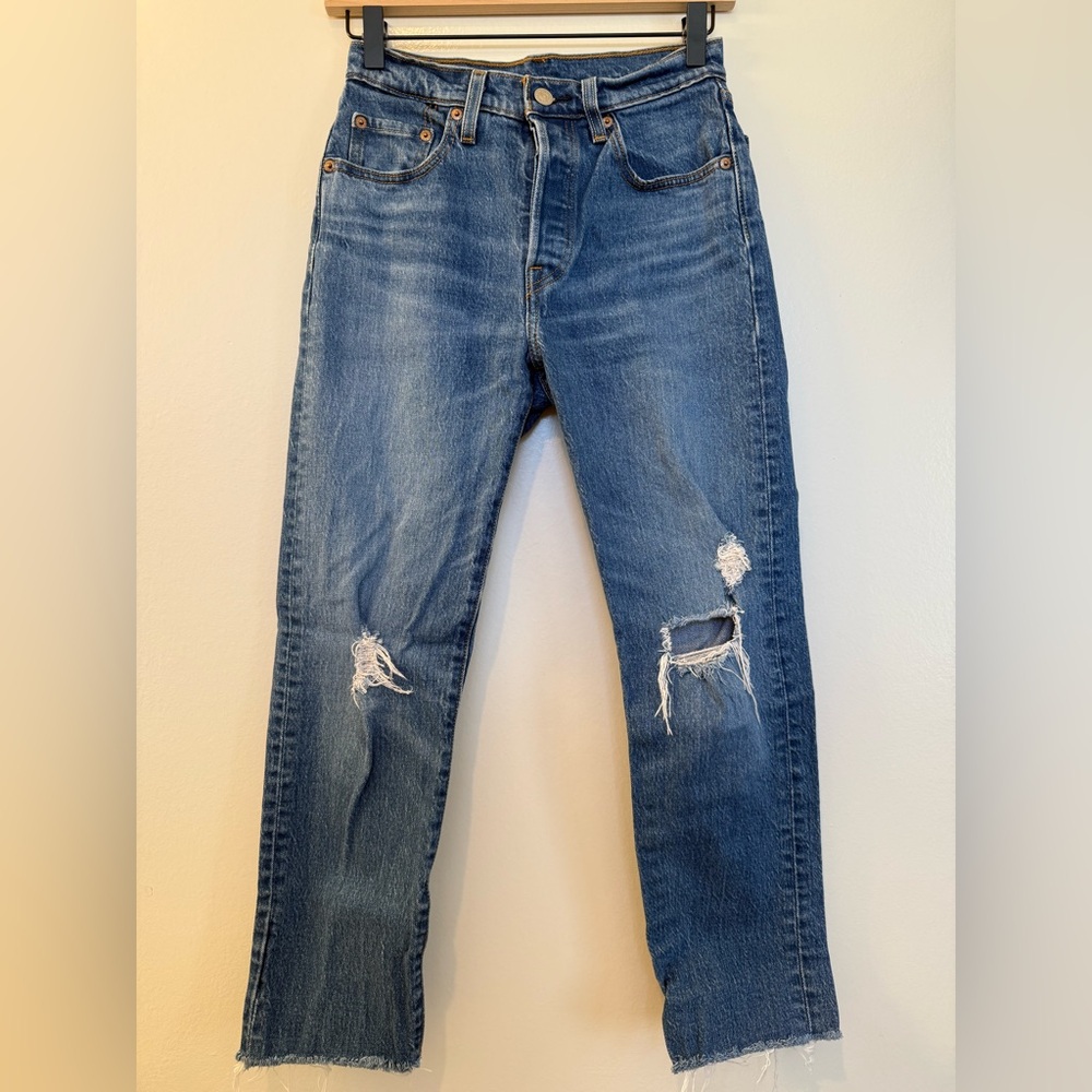 Levi’s Women’s Cropped Straight Leg Ripped Jeans